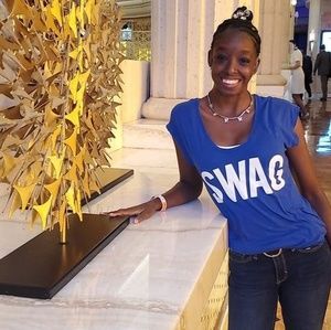 Meet your Posher, Larisha